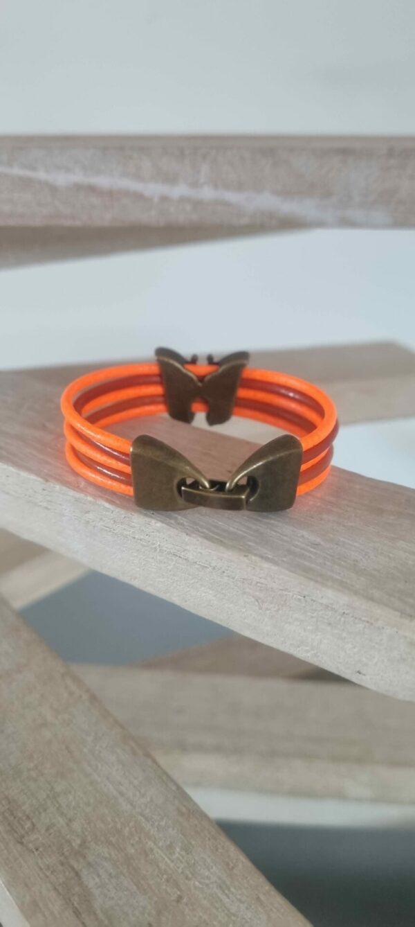 bracelet enfant cuir rond orange et rouge, papillon bronze