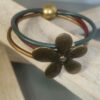 Bracelet femme , trois cuirs ronds et grosse marguerite bronze