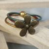 Bracelet femme , trois cuirs ronds et grosse marguerite bronze