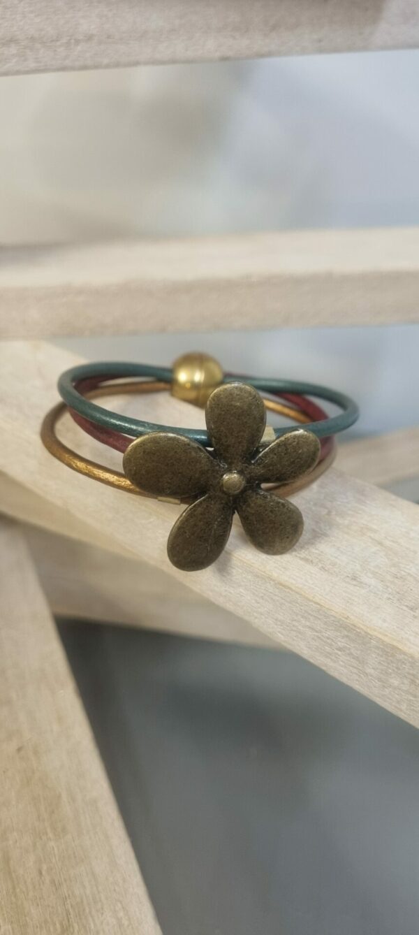 Bracelet femme , trois cuirs ronds et grosse marguerite bronze