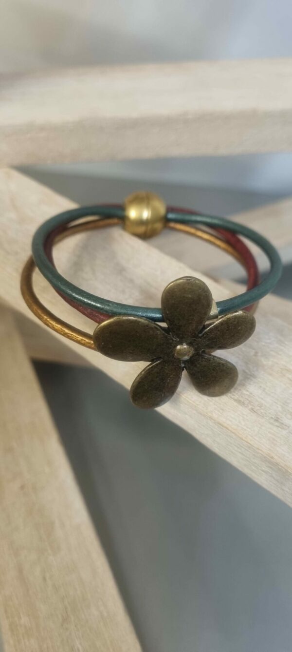 Bracelet femme , trois cuirs ronds et grosse marguerite bronze