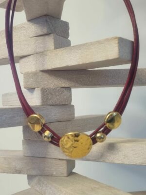 Collier cuir rond femme rouge et passants dorés