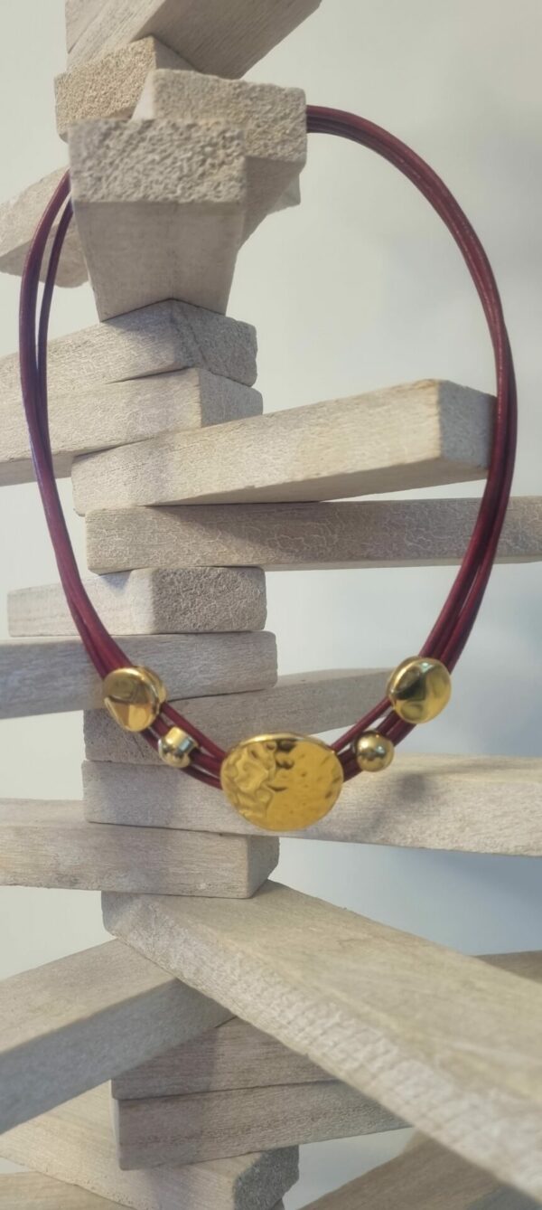 Collier cuir rond femme rouge et passants dorés