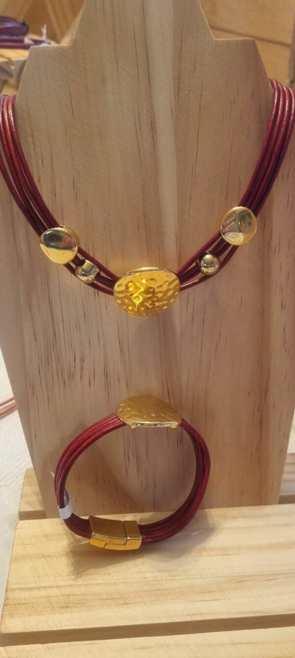 Collier cuir rond femme rouge et passants dorés