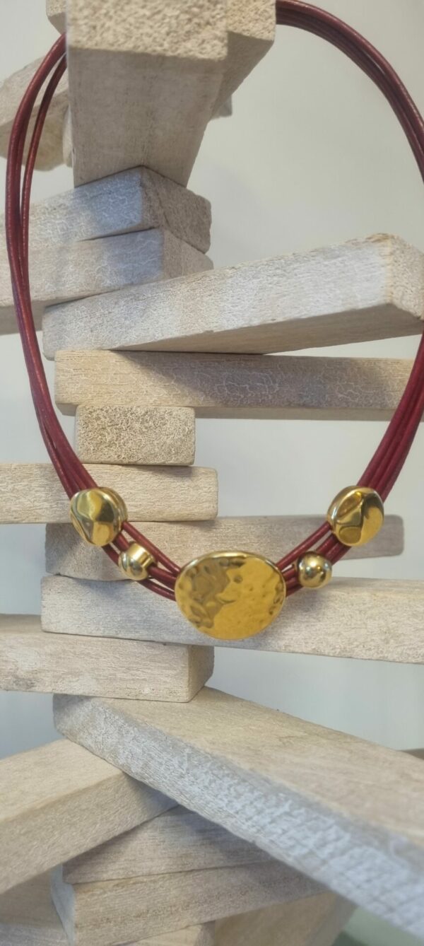 Collier cuir rond femme rouge et passants dorés