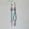 Boucles d'oreilles femme en cuir tressé bleu clair et breloque argentée