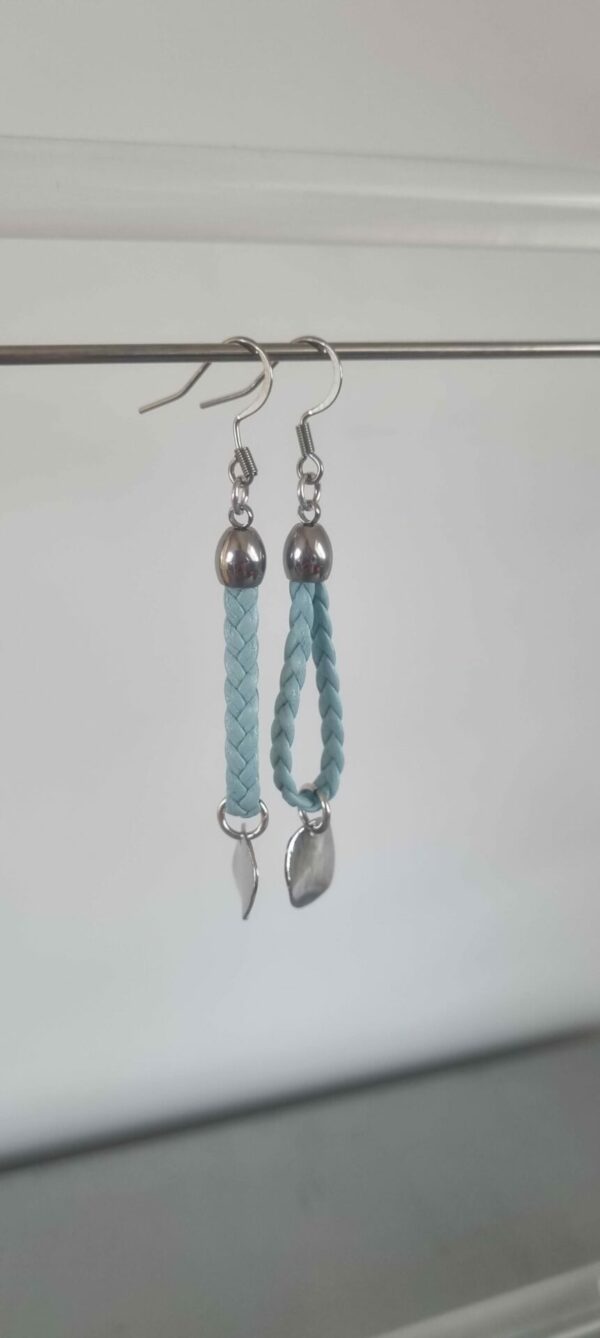 Boucles d'oreilles femme en cuir tressé bleu clair et breloque argentée