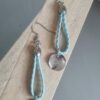 Boucles d'oreilles femme en cuir tressé bleu clair et breloque argentée