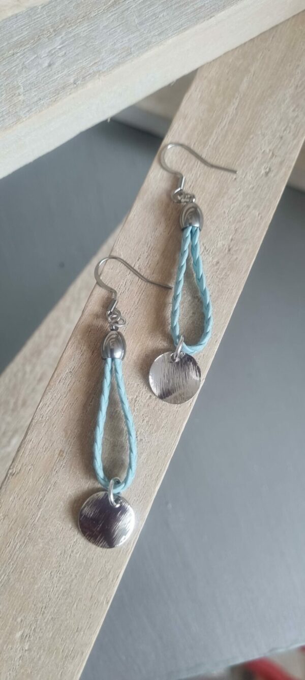 Boucles d'oreilles femme en cuir tressé bleu clair et breloque argentée