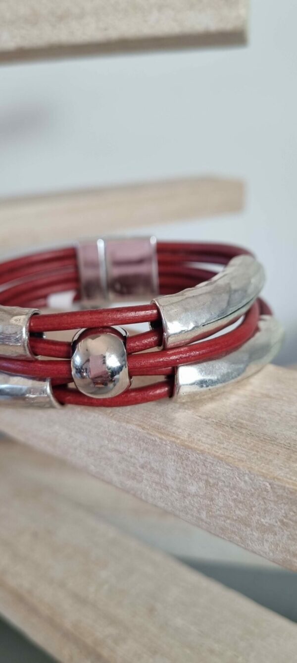 Bracelet femme en cuir rond rouge, tubes et perle argentés