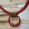 Collier femme en cuir rond rouge et perles bronze