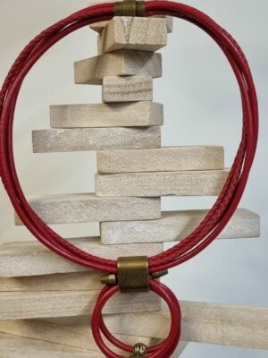 Collier femme en cuir rond rouge et perles bronze