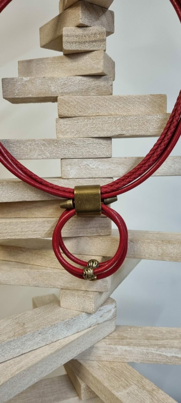 Collier femme en cuir rond rouge et perles bronze