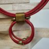 Collier femme en cuir rond rouge et perles bronze