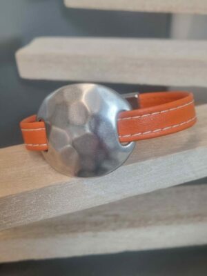 Bracelet femme en cuir plat souple orange cousu et gros passant martelé