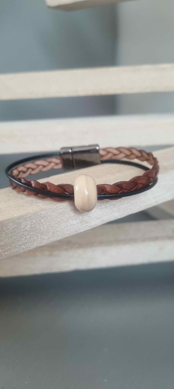 Bracelet mixte en cuir marron et perle céramique beige