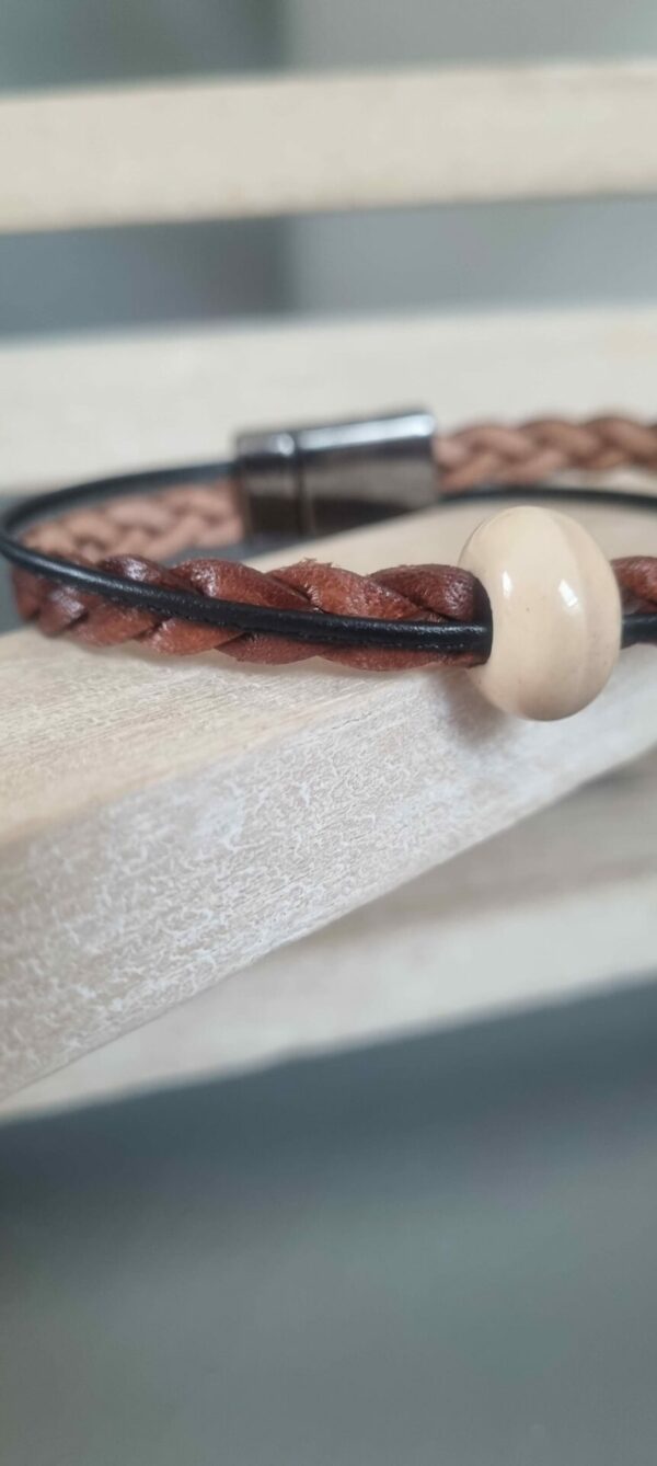 Bracelet mixte en cuir marron et perle céramique beige