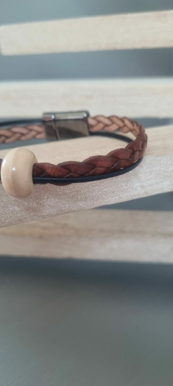 Bracelet mixte en cuir marron et perle céramique beige