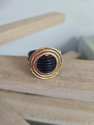 Bague femme en cuir rond bleu et passant doré